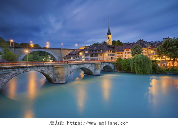蓝色背景上瑞士首都伯尔尼在暮色时刻的美丽风景图